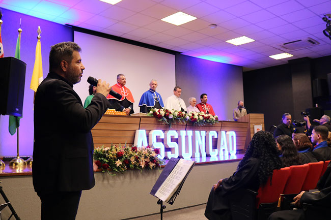 Zezinho Galvane encantou os convidados com emocionantes apresentações ao vivo durante a cerimônia