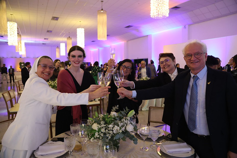 Prof.ª Dr.ª Karen Ambra durante brinde no Jantar