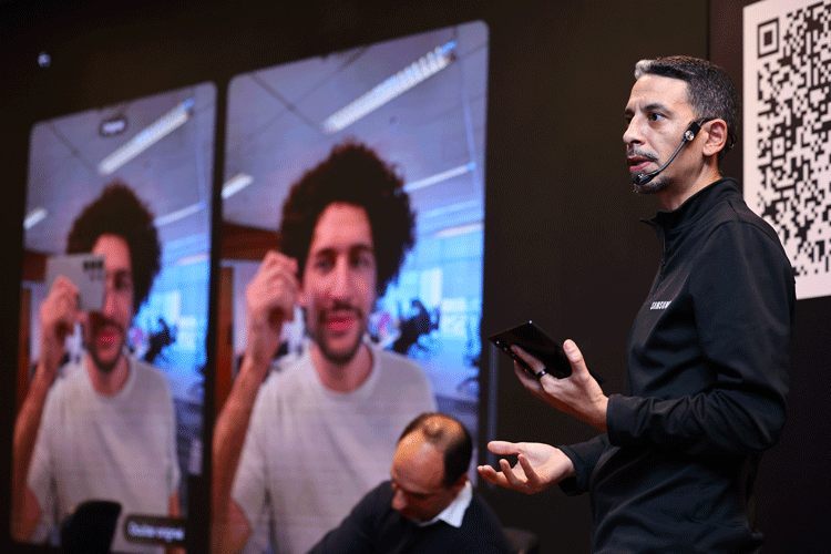 Demonstração prática: a Samsung apresenta como a inteligência artificial pode ser utilizada na edição de imagens em seus dispositivos.