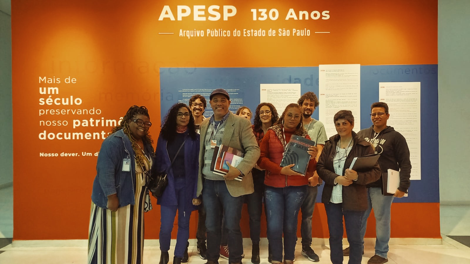 Alunos posam para a foto em visita ao Arquivo Público do Estado de São Paulo.