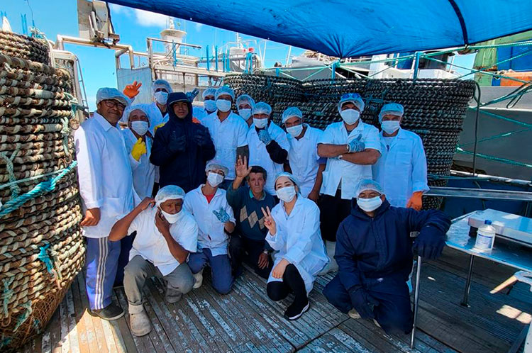 Equipe da WorldFish a bordo do navio de pesca.