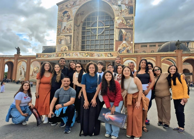 Alunos, funcionários e membros da comunidade do Centro Universitário Assunção.