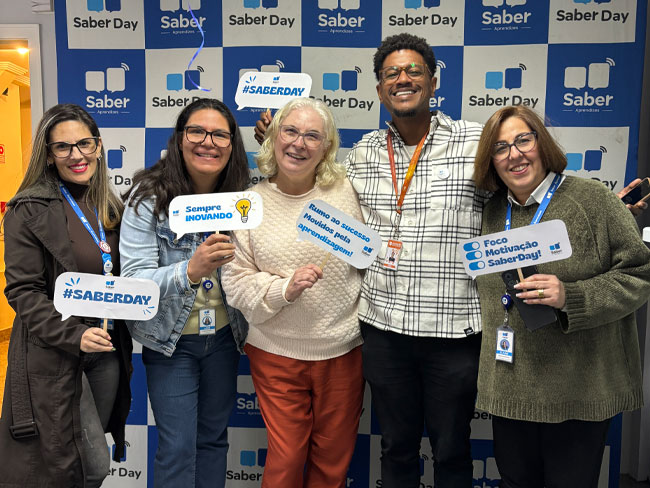 Prof.ª Maria Luiza Abrantes e Jorge, representam o Centro Universitário Assunção em foto com representantes do Saber Aprendizes.