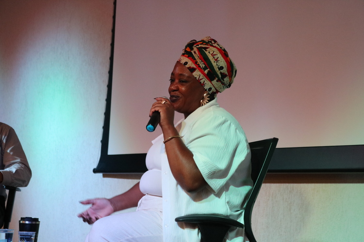 Bibliotecária convidada, Dandewara Pereira, contando sua trajetória.