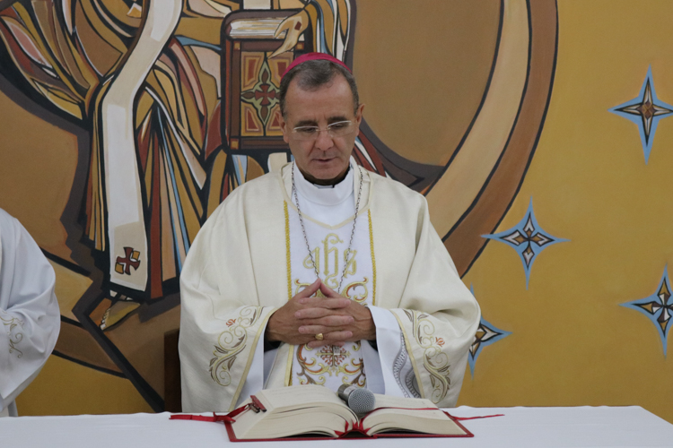 Dom Carlos Lema durante a celebração