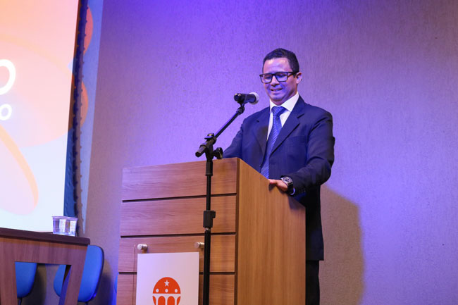 Prof. Me. Elton da Silva Santana, mestre de cerimônia e coordenador do curso de Pós-Graduação em História e Sagrada Escritura