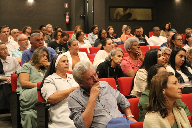 Gestores, educadores e profissionais da educação católica presentes no evento.