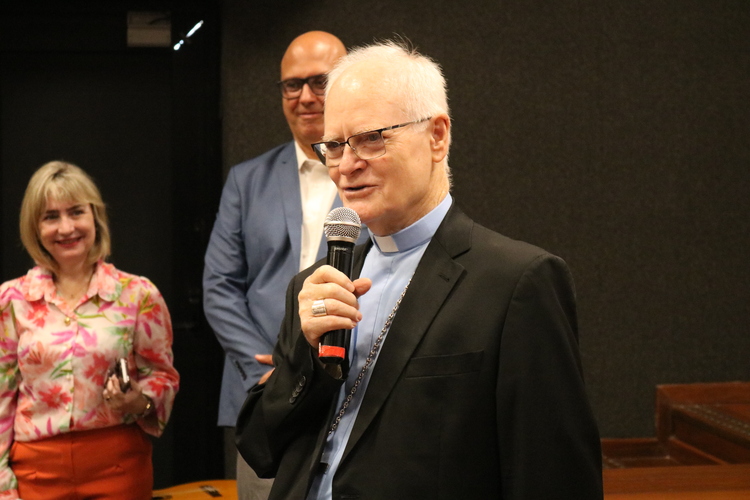 Cardeal Dom Odilo Pedro Scherer conversando com o público presente.