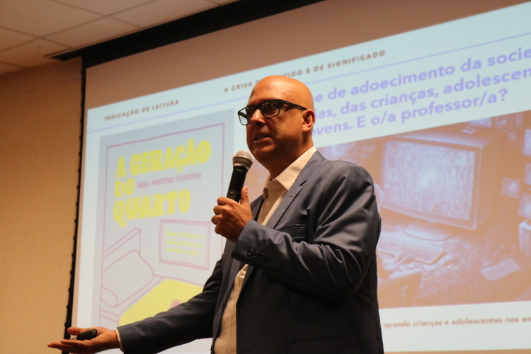 Prof. Luciano Sathler durante palestra.