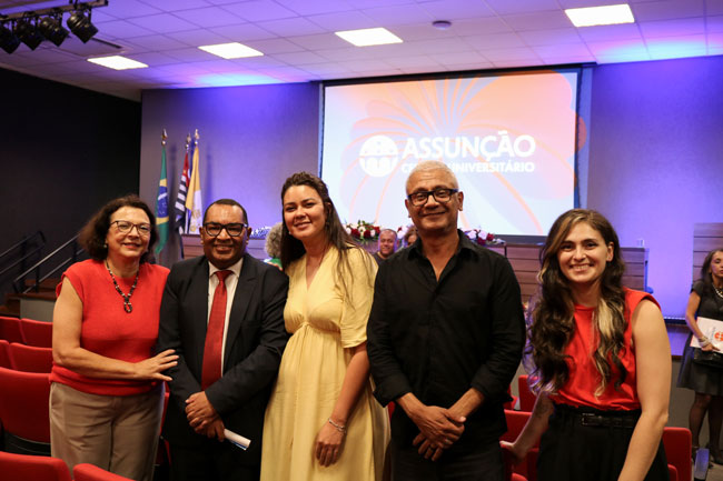 Concluintes dos cursos In Company da FUNDASP ao lado da Gerente de DH, Angela Maria Renna.