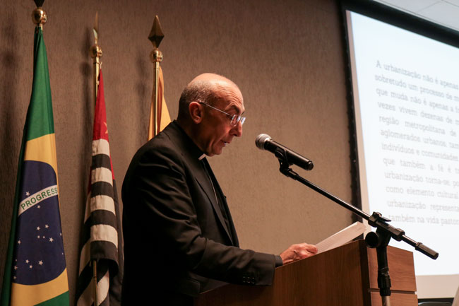 Cardeal Baldassare Reina durante leitura de texto, preparado por ele, para o evento.