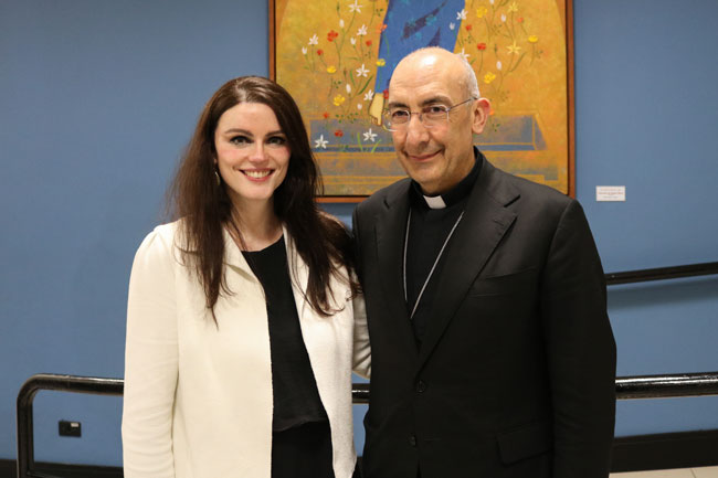 Cardeal Baldassare Reina e Prof.ª Dr.ª Karen Ambra, reitora do Centro Universitário Assunção, se reúnem para foto.