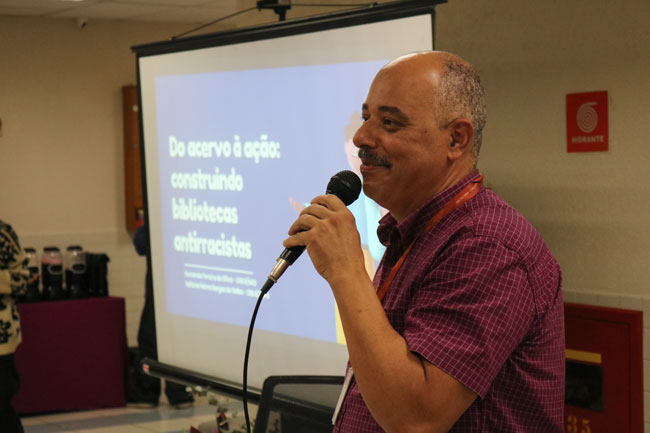 Prof. Me. Rogério Xavier Neves, coordenador do curso de Biblioteconomia no Assunção, abrindo o evento.