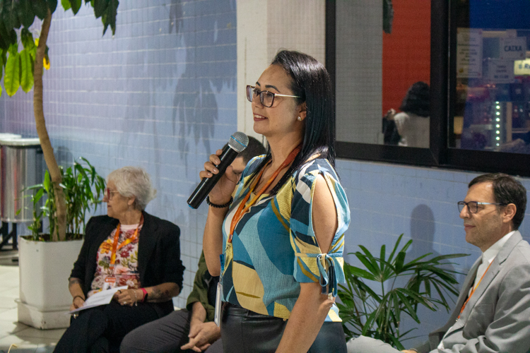 Lilian Gentil, bibliotecária do Centro Universitário Assunção, abrindo o 1º Encontro de Alunos Autores