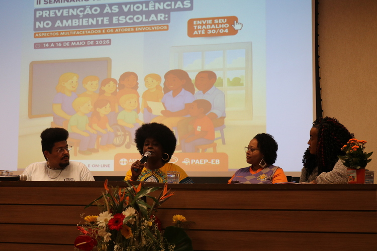 Alunos do Assunção apresentando trabalho no último dia de evento.