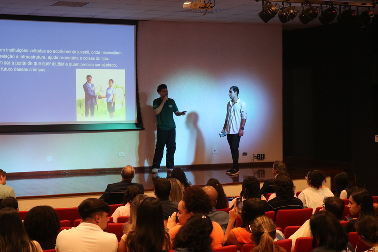 Alunos do Assunção apresentando proposta