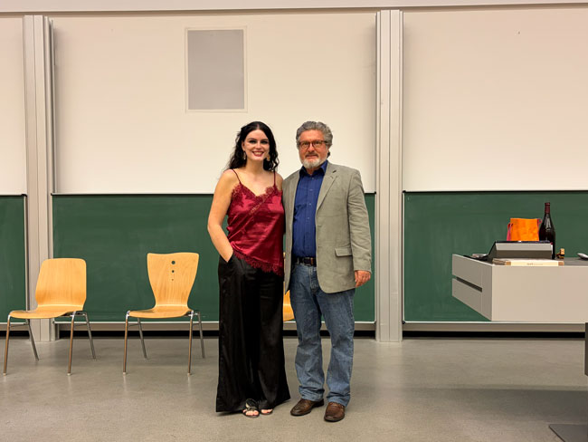 Prof.ª Dr.ª Karen Ambra e Prof. Christoph Käppler após a palestra.