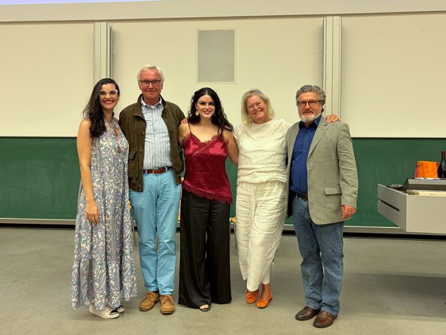 Da esquerda para direita: Aline Damico, da Comunicação do Assunção; Dr. Peter Noé, presidente da Stiftung Kinder-Schirm; Prof.ª Dr.ª Karen Ambra, reitora do Assunção; Susanne Noé, vice-presidente da Stiftung Kinder-Schirm e Prof. Christoph Käppler.