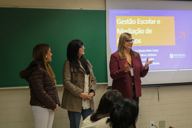 Participantes acompanham oficina sobre protocolos e práticas para o cotidiano escolar.