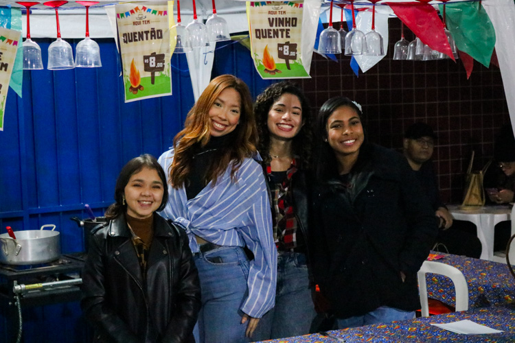 4 Alunas do Assunção na barraca do Vinho Quente e Quentão