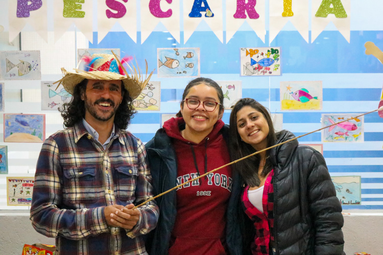 Alunos responsáveis pela barraca da Pescaria