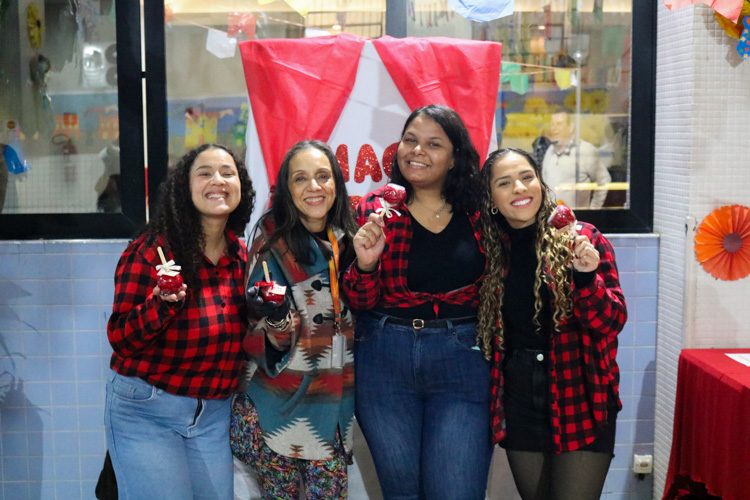 3 Alunas com Prof.ª Edineide, na barraca da Maçã do Amor.