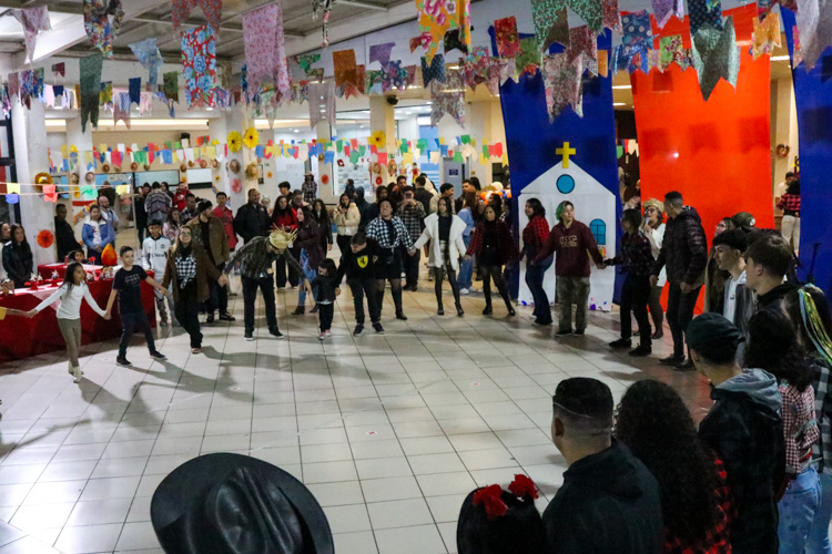 Alunos, professores e convidados participam da tradicional quadrilha.