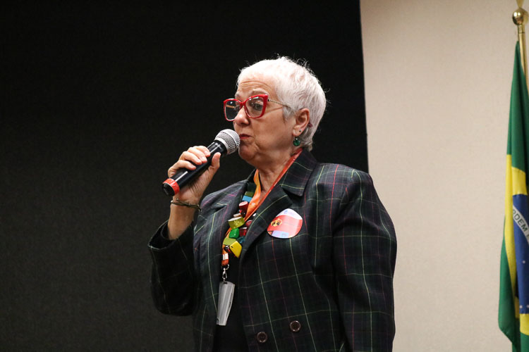 Prof.ª Ma. Regina dos Anjos Fazioli abrindo a palestra