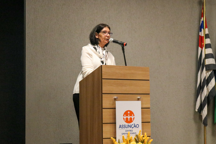 Prof.ª Ma. Rosane Friedrich Câmara, abrindo a cerimônia de colação de grau.