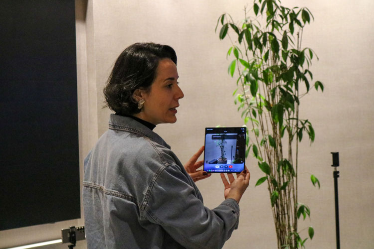 Renata Carazza faz momento de interação com a Inteligência Artificial presente nos aparelhos da Samsung.