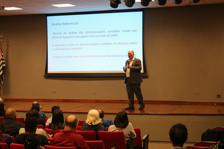 Antônio Saporito durante palestra.