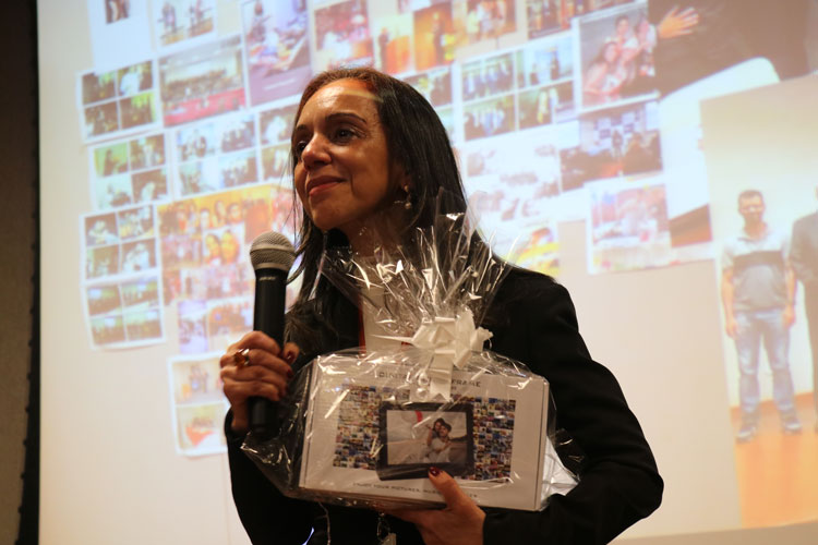 Prof.ª Dr.ª Edineide Maria de Oliveira se emociona ao receber homenagem de alunos e colegas.