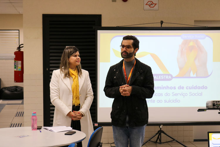 Prof. Dr. Emanuel Jones abrindo a palestra ao lado da convidada, Andréia Soares Fonseca.