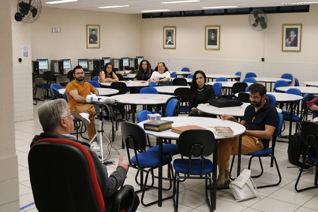 Alunos reunidos para evento na Biblioteca do Centro Universitário Assunção.