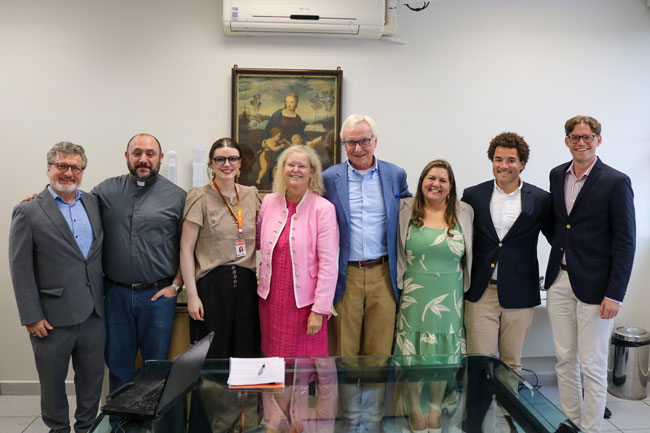 Da esquerda para a direita: Prof. Christoph Käppler, Pe. Rodrigo Vilela, Prof.ª Dr.ª Karen Ambra, Susanne Noé, Dr. Peter Noé, Prof.ª Dr.ª Valéria Batista Edo, Tobias Noé e Nicolas Noé.