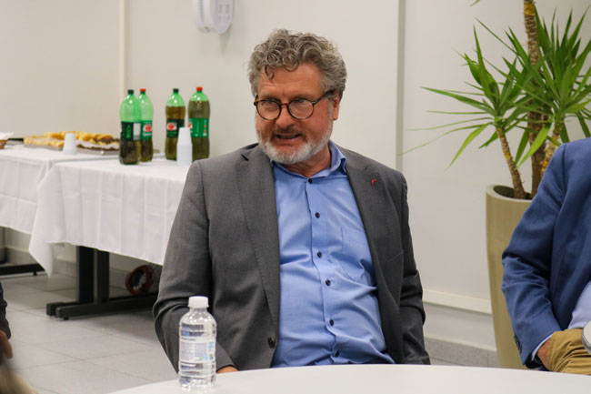 Prof. Christoph Käppler durante conversa com os estudantes, fazendo a tradução simultânea do alemão para português.