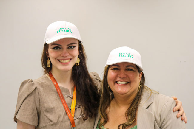 Prof.ª Dr.ª Karen Ambra e Prof.ª Dr.ª Valéria Batista Edo com o boné recebido como presente da Fundação Stiftung Kinder-Schirm.