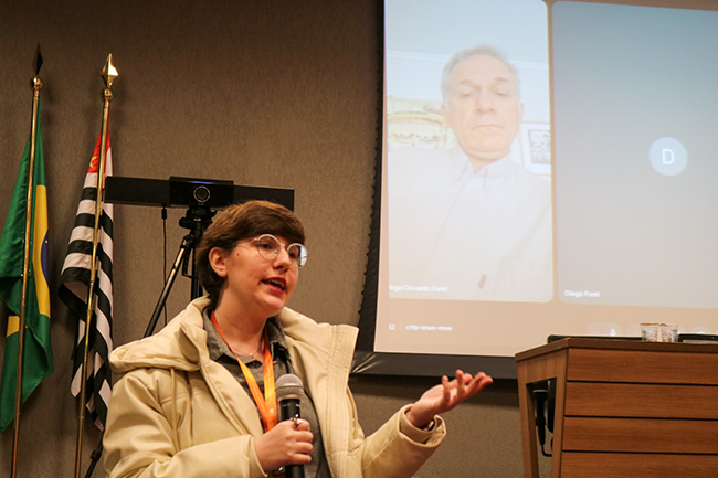 Prof.ª Dr.ª Laura Elizia Haubert mediando a palestra do Prof. Dr. Diego Fonti que estava presente de forma remota.