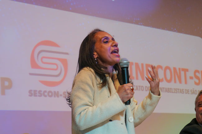 Prof.ª Dr.ª Edineide Maria de Oliveira, Pró-Reitora de Pós-Graduação, falando em nome da reitoria do Centro Universitário Assunção durante a abertura.