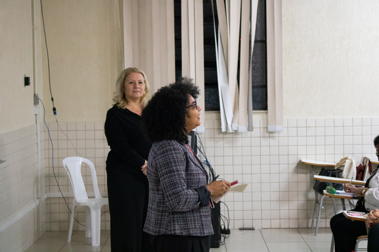 Prof.ª Dr.ª Eliana Pereira Silva no início da Palestra