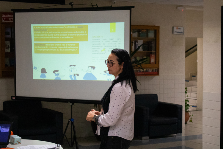 Bibliotecária Lílian no início de sua apresentação