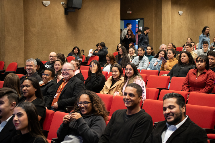 Alunos durante a palestra de comemoração.