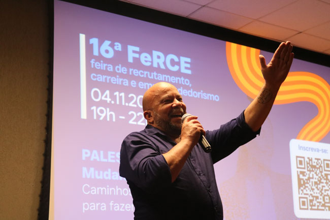 Representante do SEBRAE durante palestra.