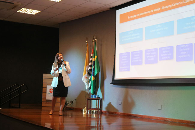Daniela Archanjo apresentando as formações disponíveis na Escola de Varejo.