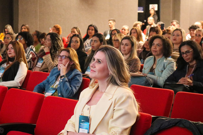 Karla Verardo, acompanhando a palestra do especialista Edmour Saiani.