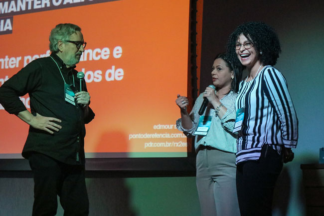 Participantes sobem ao palco para contarem suas experiências de venda na Alta Temporada, e recebem consultoria ao vivo com Edmour Saiani.