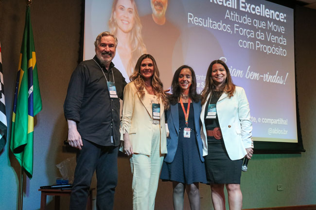 Palestrantes Edmour Saiani e Karla Verardo, Prof.ª Edineide Maria de Oliveira, pró-reitora de Pós-graduação do Centro Universitário Assunção e Daniela Archanjo, direto executiva da ABLOS, ao final do evento.