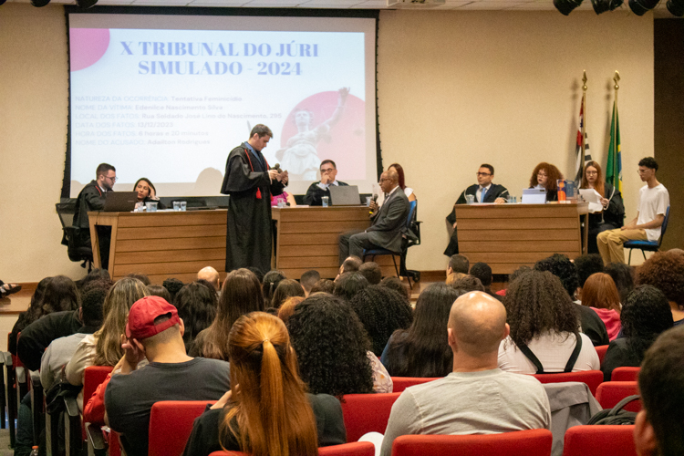 Imagem do Júri montado no palco do Centro Universitário