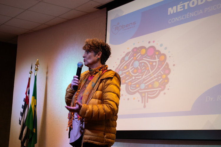 Prof.ª Dr.ª Vânia abrindo a palestra