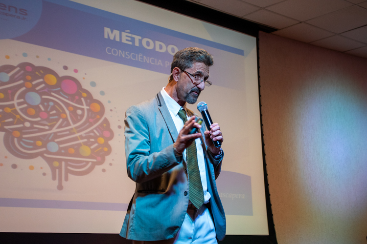 Dr. Rubens durante sua fala